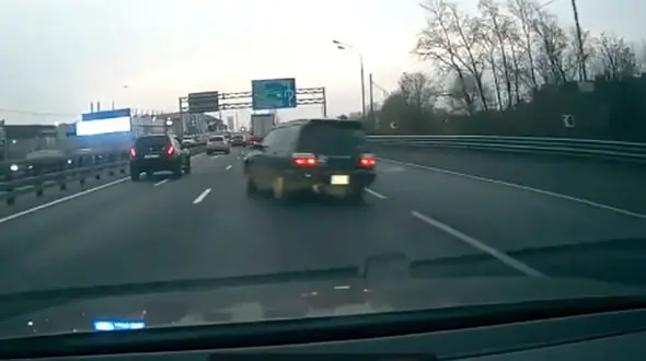 بخت بد راننده شاسی بلند / ماشین بین گاردریل و تریلی گیر کرد