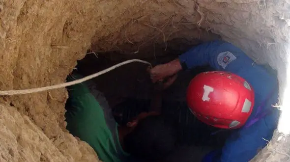 آتش نشان فداکار بجنوردی برای نجات 2 روستایی داخل چاه رفت و آسیب دید + تصاویر 