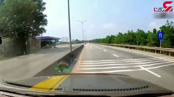 له شدن راننده موتور در زیر چرخ های یک خودرو+فیلم