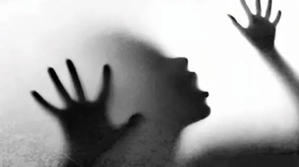 وقتی به خانه رسیدم معشوقه شوهرم با وضعیت بد از پنجره فرار کرد