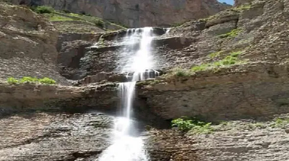 آبشار زوسیاه؛ نگین پنهان رشته‌ کوه‌ های هزارمسجد در خراسان رضوی + فیلم