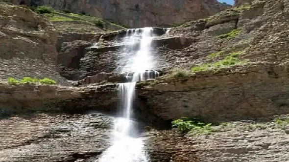 آبشار زوسیاه؛ نگین پنهان رشته‌ کوه‌ های هزارمسجد در خراسان رضوی + فیلم