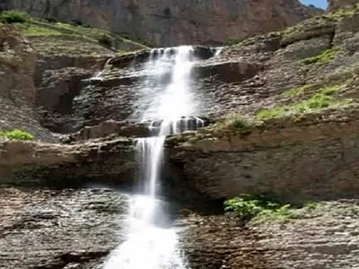 آبشار زوسیاه؛ نگین پنهان رشته‌ کوه‌ های هزارمسجد در خراسان رضوی + فیلم