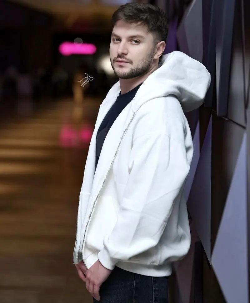 دارا حیایی در پشت صحنه نمایش شب امتحان 2