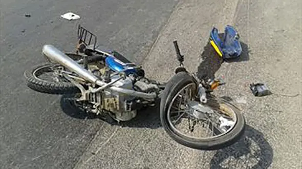 تصادف مرگبار دو برادر 13 و 7 ساله موتورسوار با تیر چراغ برق