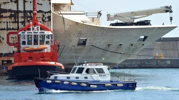 بیرون کشیدن کشتی ایتالیایی از اعماق دریا