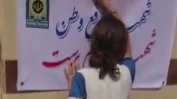 گریه دردناک خواهر کوچک شهید ضرغام پرست به یاد برادرش+ فیلم