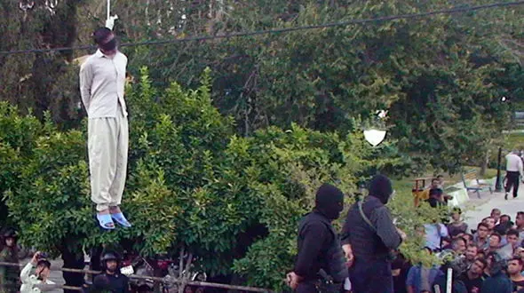 با چاقو زدن به خانم ها آرامش می گرفتم / اعترافات هولناک خفاش شب جهرم که اعدام شد+عکس اعدام در ملاء عام