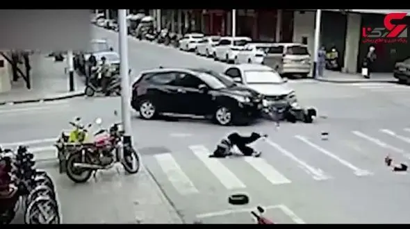 تصادف وحشتناک موتورسیکلت و 2 خودرو + فیلم