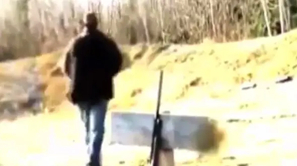 شلیک بی موقع اسلحه،  3 شکارچی را غافلگیر کرد + فیلم