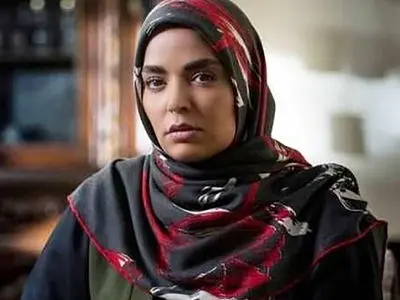 دکوراسیون مجلل و باکلاس منزل سپیده خداوردی بازیگر سریال خانه امن/ مبلمان چستر، گل و گیاه آپارتمانی برگ انجیری، چراغ دیواری دکوراتیو
