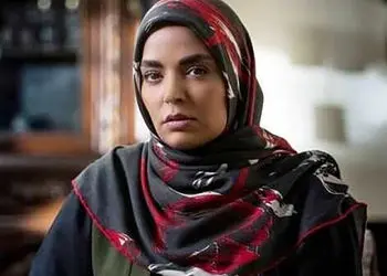 دکوراسیون مجلل و باکلاس منزل سپیده خداوردی بازیگر سریال خانه امن/ مبلمان چستر، گل و گیاه آپارتمانی برگ انجیری، چراغ دیواری دکوراتیو