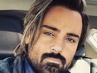 دانلود آهنگ جدید «خط قرمز» سهراب پاکزاد/ انگار اصلا بی تو یجوریه تنها برم توی جمعا میره توهم اخمام...+ موزیک ویدیو