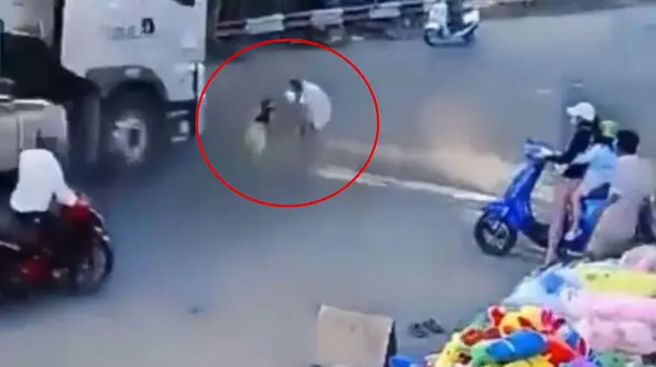 فیلم وحشت آور از نجات یک کودک در  یک قدمی مرگ دلخراش / نفس تان بند می آید / ببینید