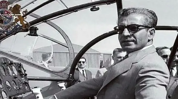 سفر به ایام قدیم / محمدرضا پهلوی خلبان آزمایشی نمونه اولیه هواپیمای فرانسوی /  سال ۱۳۲۷ + عکس