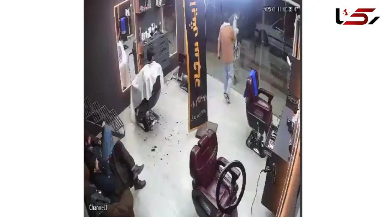 فیلم سرقت مسلحانه از آرایشگاه مردانه در زاهدان /  پول و گوشی مشتریان را بردند!