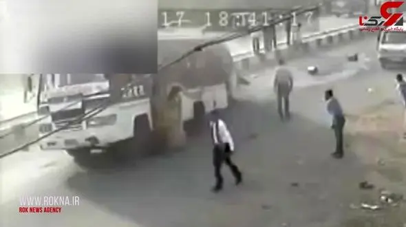 لحظه وحشتناک بیرون افتادن سه نفر در تصادف یک اتوبوس + فیلم