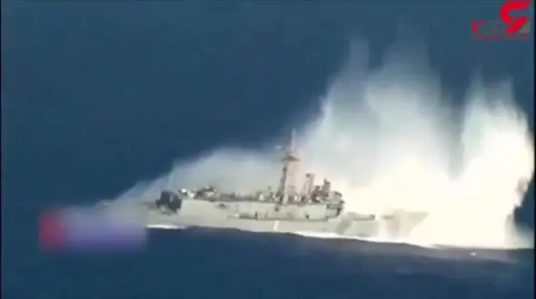 فیلم لحظه متلاشی شدن ناو آمریکایی پس از حمله موشکی