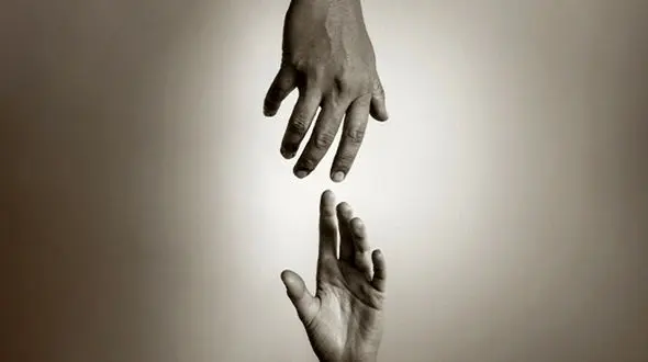 آتش نشانان ایلامی مانع خودکشی زن جوان شدند / یک قدم تا مرگ فاصله داشت