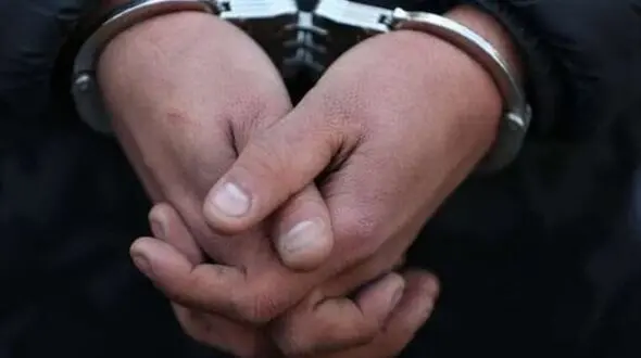 ببینید / ویدیویی هولناک از لحظه انجام یک قتل وسط جلسه دادگاه / غافل‌گیر شدن قاتل زنجیره‌ای! + فیلم