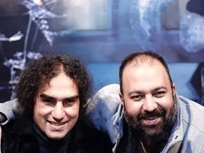 فیلم /  علی اوجی : هواپیما داشت سقوط میکرد همه ترسیده بودن...  رضا یزدانی خوابید ... /گفتم رضا پاشو داریم .../ یهویی خوند .. خستم نگو نه ...گفتم نخون نمی خوام ....