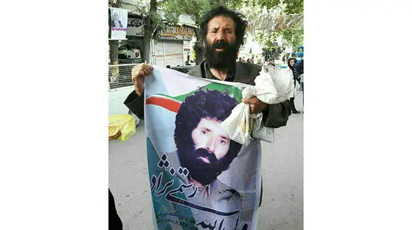 پدیده انتخابات شوراها / این مرد دستفروش با یک بنر نفر اول شورای خرم آباد شد + عکس