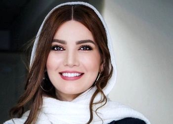 عکس| سفر در زمان؛ «متین ستوده» در یک سالگی و در آغوش مادربزرگ اش؛ سال 65