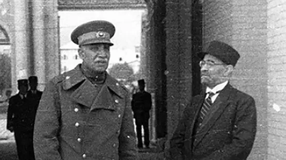 روایت متفاوت آیت الله خامنه ای از بی غیرتی رضا شاه پهلوی در مقابل انگلیسی ها +فیلم/ آقا میذاشتی بکشنت...