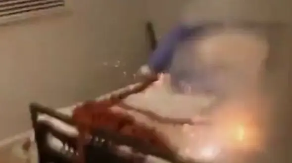 فیلم باورنکردنی از اقدام زن جوانی که برق از سه فاز نامزد خواب آلوده اش پراند+ عکس