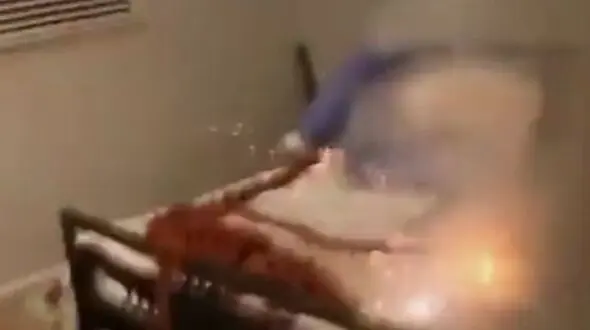 فیلم باورنکردنی از اقدام زن جوانی که برق از سه فاز نامزد خواب آلوده اش پراند+ عکس