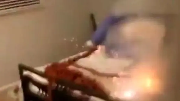  لحظه رفتار وحشیانه دختر جوان با نامزدش  در تخت خواب  + فیلم و تصاویر