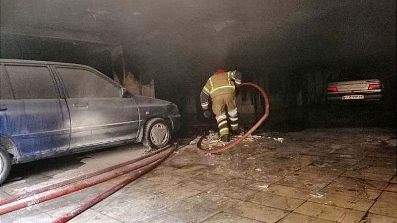 مهار آتش سوزی خودرو در پارکینگ ساختمان شش طبقه 