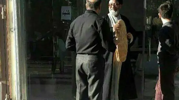 امام جمعه تبریز بدون محافظ در نانوایی + عکس