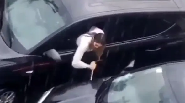 فیلم حمله زن عصبانی به ماشین شوهرش ! / پای زن دومی در کار است !