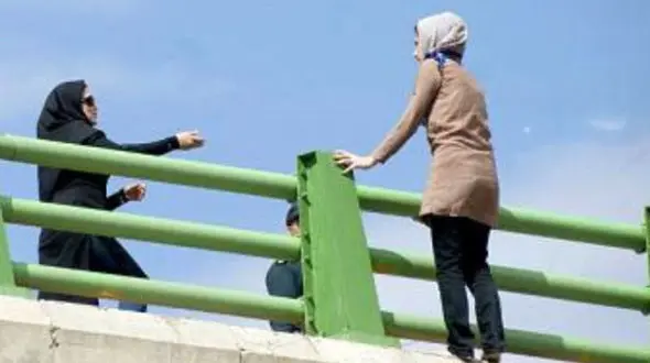 خودکشی دختر جوان از پل ولیعصر / پلیس گل کاشت
