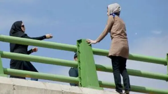 خودکشی دختر جوان از پل ولیعصر / پلیس گل کاشت