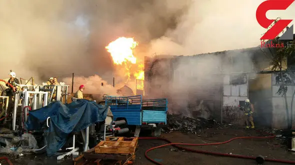 گزارش تصویری از جدال آتش نشانان با شعله های سرکش در خیابان فدائیان اسلام  + فیلم وعکس 