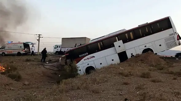 تصادف زنجیره‌ای مرگبار در محور کاشان قم + جزییات