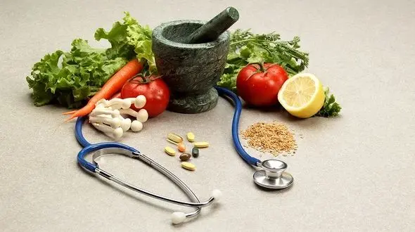 چگونه در سرما از شوره و خشکی مو نجات پیدا کنیم؟