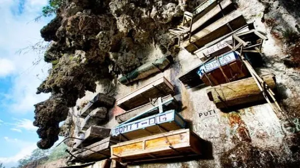 در این روستان مردگان آویزان می شوند!