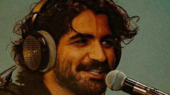 فیلم/  آواز باشکوه عرفان طهماسبی /  اجرای پر انرژی آهنگ چه کنم همه را به وجد آورد 