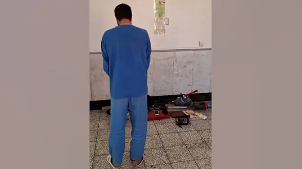 فیلم اعتراف دزدی که بعد از آزادی از زندان با پابند الکترونیکی دستگیر شد / فقط پراید سرقت می کردم!