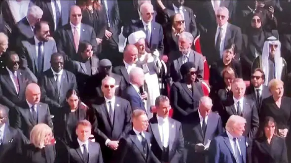 سلفی گرفتن نماینده ایران با تشییع‌کنندگان پاپ! / مردحسابی! مگه آمدی عروسی؟! 