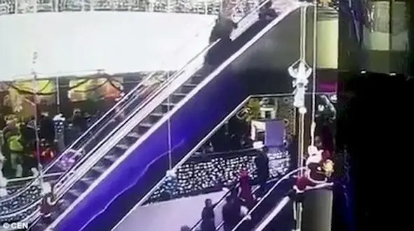 مرگ  کودک با گیر کردن لباس مادرش در پله برقی + عکس