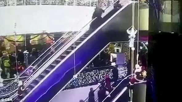 مرگ  کودک با گیر کردن لباس مادرش در پله برقی + عکس