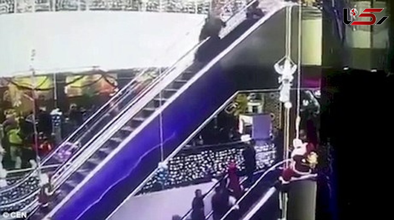 مرگ  کودک با گیر کردن لباس مادرش در پله برقی + عکس