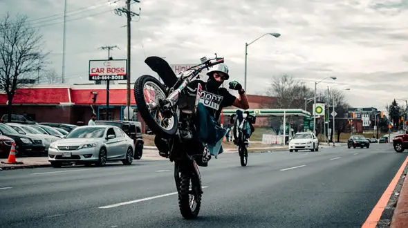 حرکات نمایشی موتورسوار کار دستش داد + فیلم