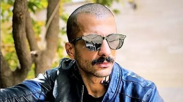 عکس از درگیری شدید بازیگر جوان با مرد نقاب پوش