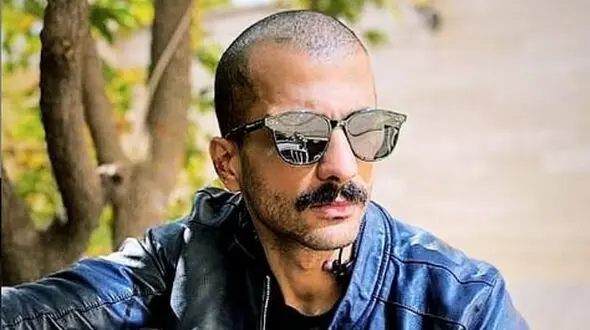 عکس از درگیری شدید بازیگر جوان با مرد نقاب پوش