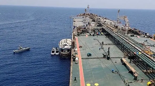 نجات خدمه لنج باری توسط کشتی شرکت ملی